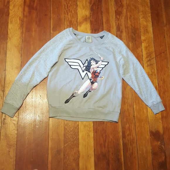 DC Comics Sweaters - 🔥Dc comics medium wonder woman sweat shirt